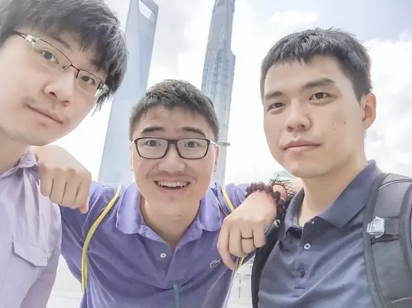 鸿满仓 3位中国85后，硬刚马斯克，大胜！